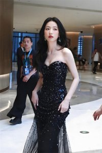 ​周雨彤，清新脱俗的美女，身材线条才是她最大魅力！