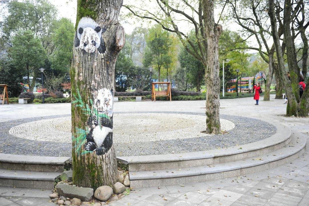 猪上树了！安徽一家景区现彩绘“树画”，各种动物爬树身