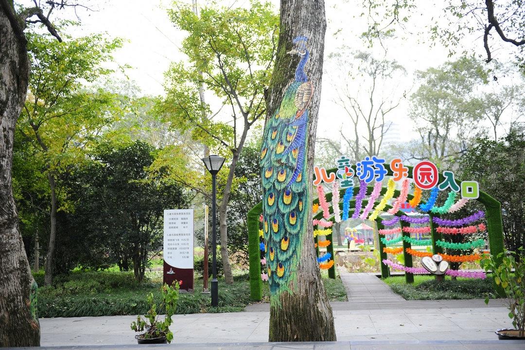 猪上树了！安徽一家景区现彩绘“树画”，各种动物爬树身