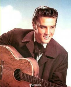 ​1977年8月16日，年仅42岁的“猫王”普雷斯利猝死