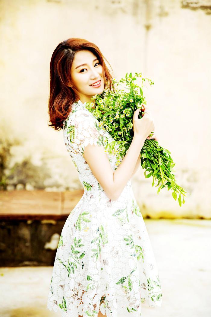 “秀丽女王”侯梦莎一组高清唯美壁纸图，网友：让人很心动