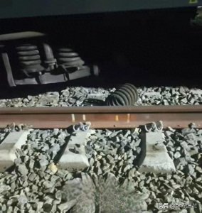 ​火车“溜达”出轨惊网友，安全警钟长鸣，你还敢坐吗？