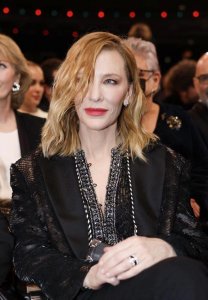 ​海拉扮演者叫什么名字（于佩尔给凯特·布兰切特颁终身成就奖）