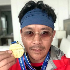 ​吸毒被抓的王学兵10年后，满脸胡须，面容憔悴，参与多部作品复出