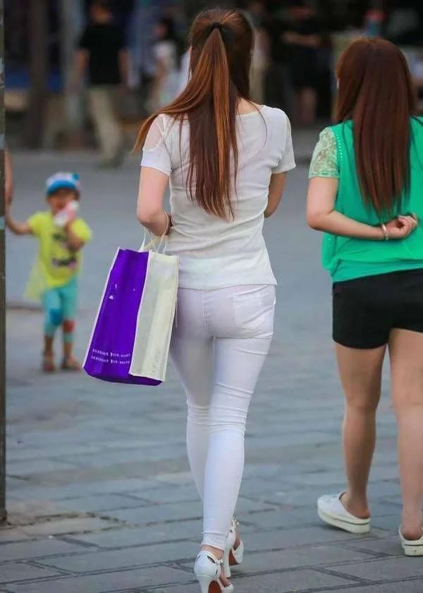 街拍:白色紧身裤的少妇,白里透红,看着实在尴尬!