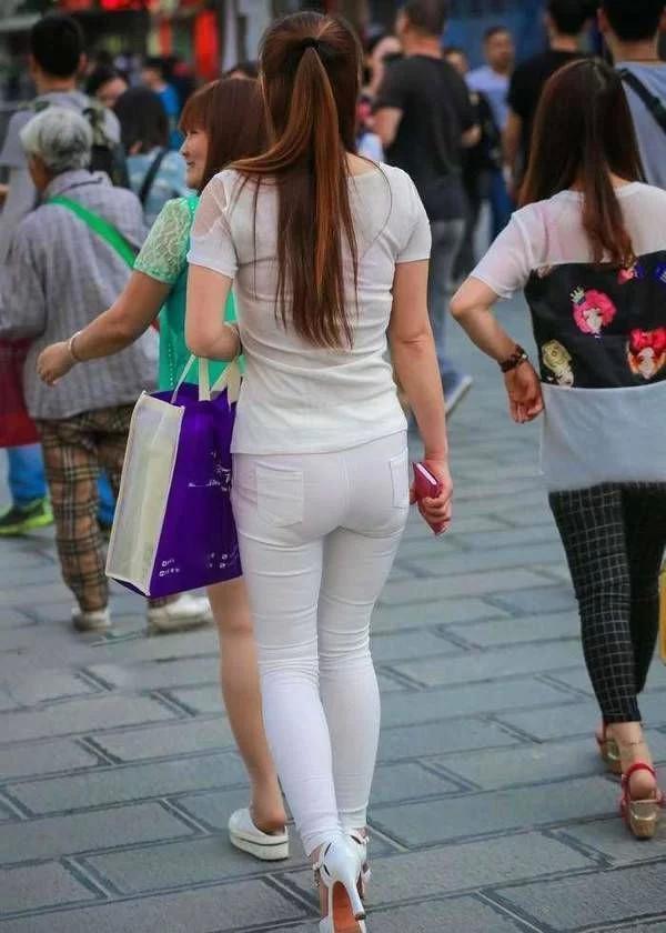 街拍:白色紧身裤的少妇,白里透红,看着实在尴尬!