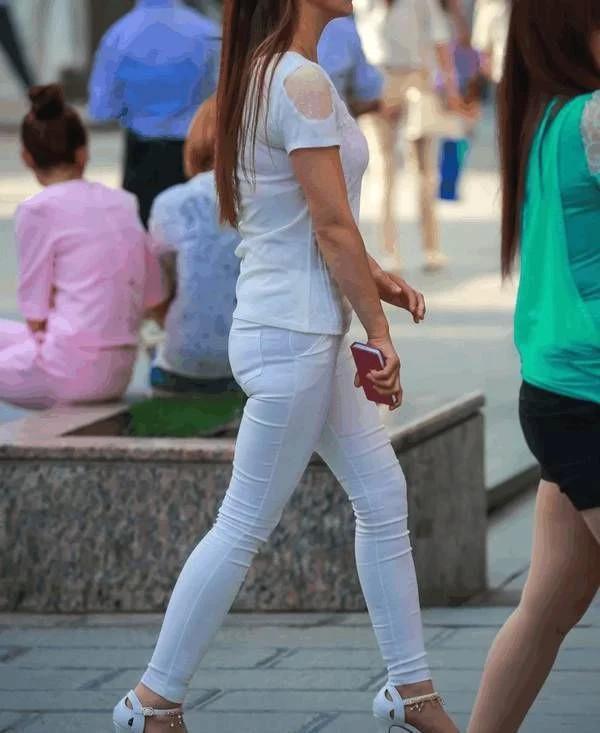 街拍:白色紧身裤的少妇,白里透红,看着实在尴尬!