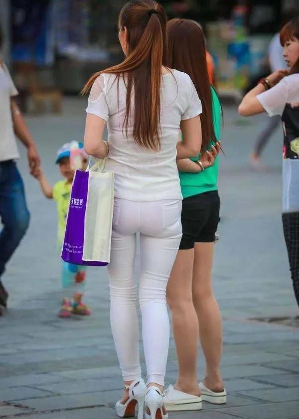 街拍:白色紧身裤的少妇,白里透红,看着实在尴尬!