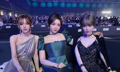 ​LPL全明星：美女主持天团亮相，余霜像大姐大，小钰全程尴尬