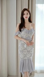 ​蕾丝吊带连衣裙的美女，好身材一览无余，是明星么？