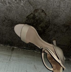 ​佟瑶主持人离奇失踪：路边只剩高跟鞋和谜团