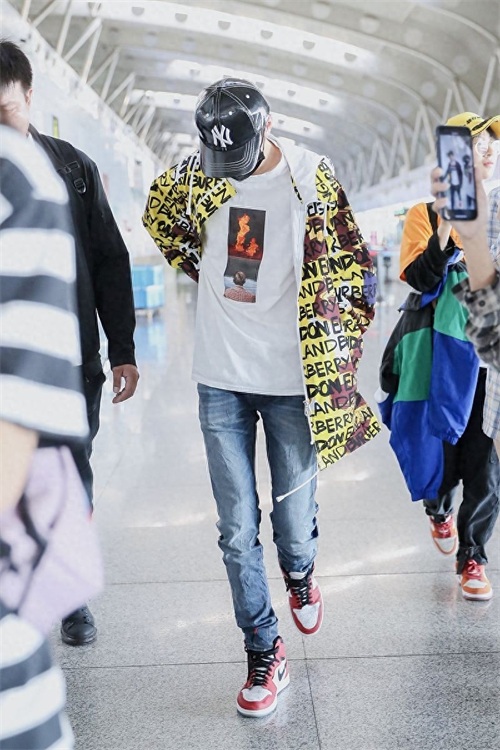 灵超穿字母外套玩嘻哈风，与粉丝撞鞋略尴尬，低头直走hin高冷