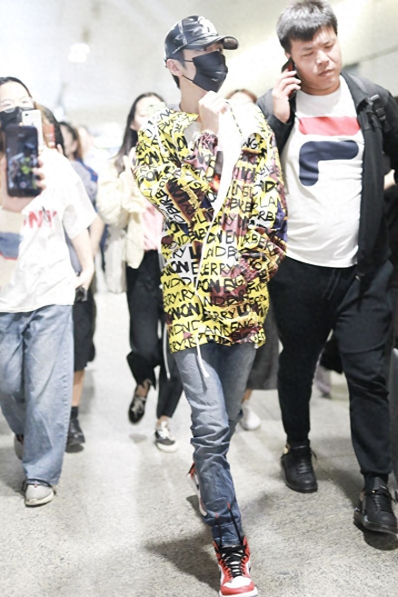 灵超穿字母外套玩嘻哈风，与粉丝撞鞋略尴尬，低头直走hin高冷