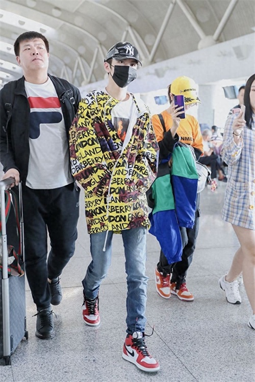 灵超穿字母外套玩嘻哈风，与粉丝撞鞋略尴尬，低头直走hin高冷