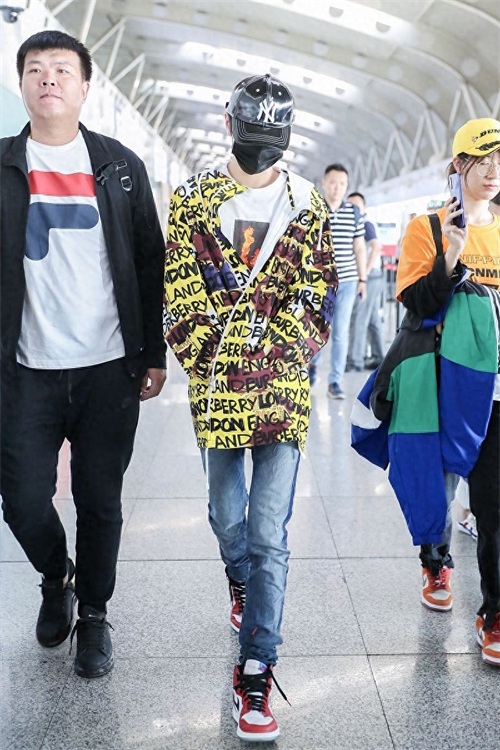 灵超穿字母外套玩嘻哈风，与粉丝撞鞋略尴尬，低头直走hin高冷
