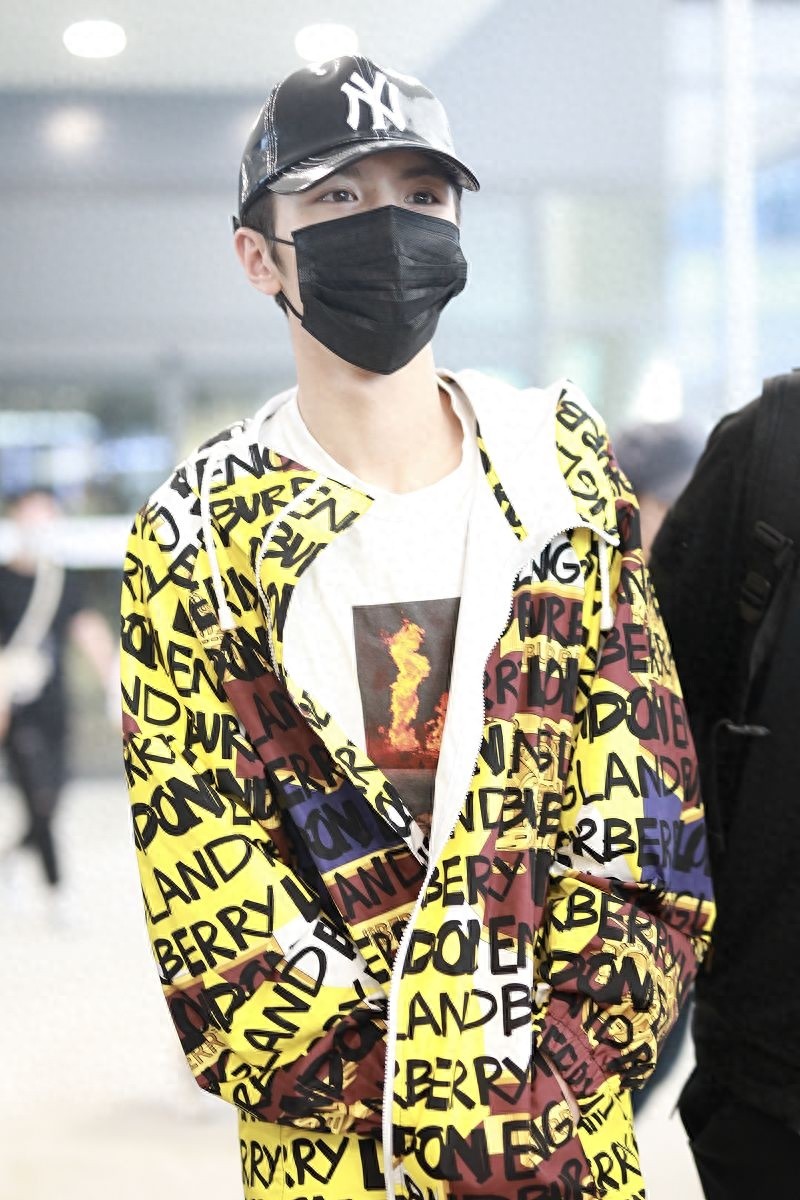 灵超穿字母外套玩嘻哈风，与粉丝撞鞋略尴尬，低头直走hin高冷