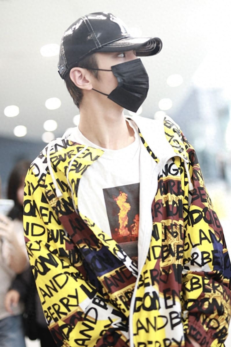 灵超穿字母外套玩嘻哈风，与粉丝撞鞋略尴尬，低头直走hin高冷