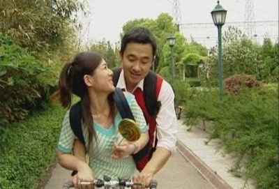 ​综艺节目主持人程雷和陈辰亲密相恋，却含泪分手，现实总是无情物