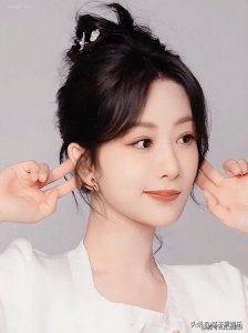 ​杨紫假日随拍曝光，温婉甜美引粉丝热议