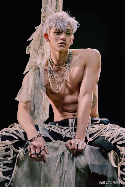 酷拽boy黄旭熙这画报绝了!银发腹肌朋克时尚造型,尽显男人魅力
