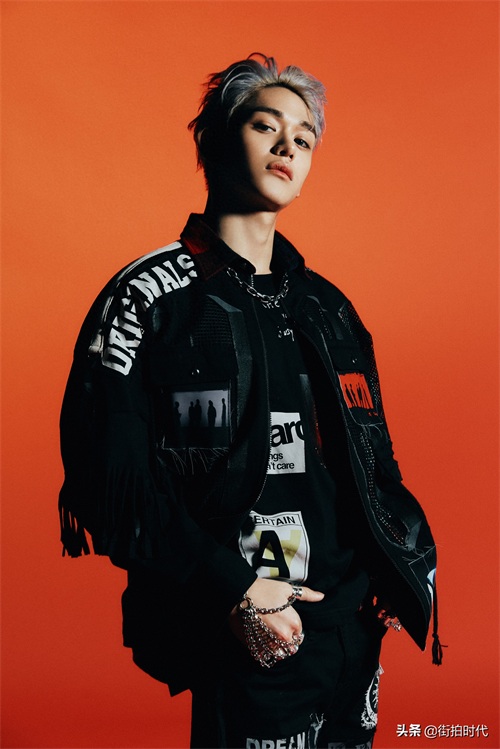 酷拽boy黄旭熙这画报绝了!银发腹肌朋克时尚造型,尽显男人魅力