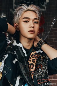 ​酷拽boy黄旭熙这画报绝了！银发腹肌朋克时尚造型，尽显男人魅力