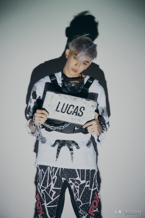 酷拽boy黄旭熙这画报绝了!银发腹肌朋克时尚造型,尽显男人魅力