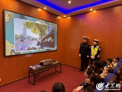 ​邹城市公安局交警大队开展交通安全教育体验课程