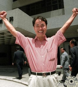 ​世纪贼王张子强老照片：图3坐在跑车上，图8被五花大绑押赴刑场