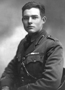 ​海明威《老人与海》中的桑迪亚哥是一位羸弱老者，但也是一位硬汉