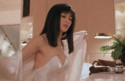 ​关之琳巅峰时期太诱人？看到她的泳装剧照，终于明白啥叫女人味