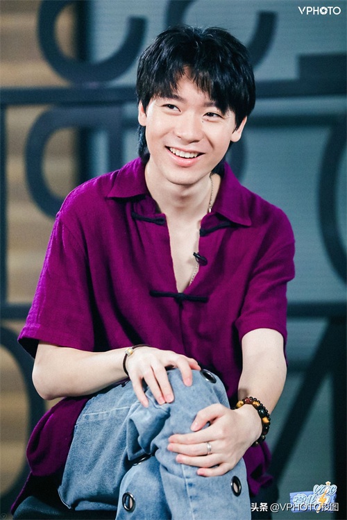 rapper福克斯多图，台上痞帅，台下也有腼腆一面