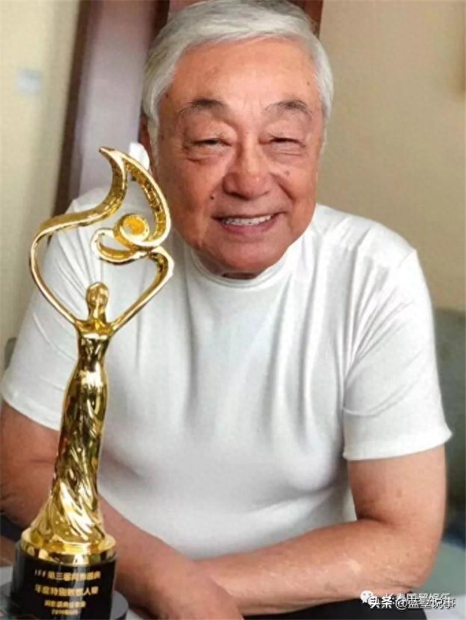 记得《射雕》“黄老邪”吗？如今“蓉儿”不在“老人家”85 岁了