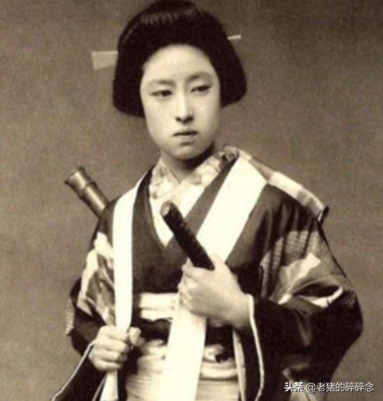 原来日本武士也有女性，百年前日本女武士真容照曝光，还没刀高呢
