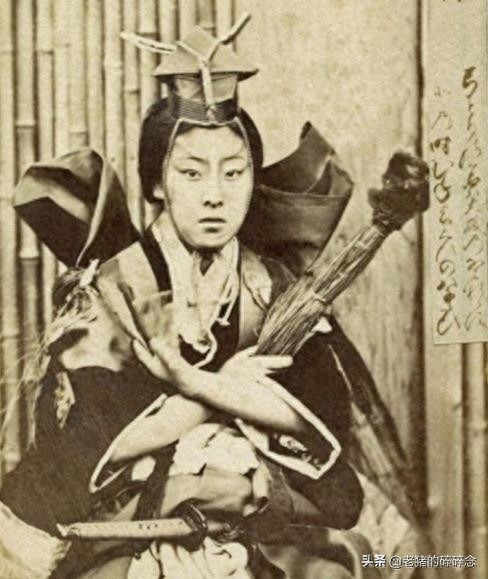 原来日本武士也有女性，百年前日本女武士真容照曝光，还没刀高呢