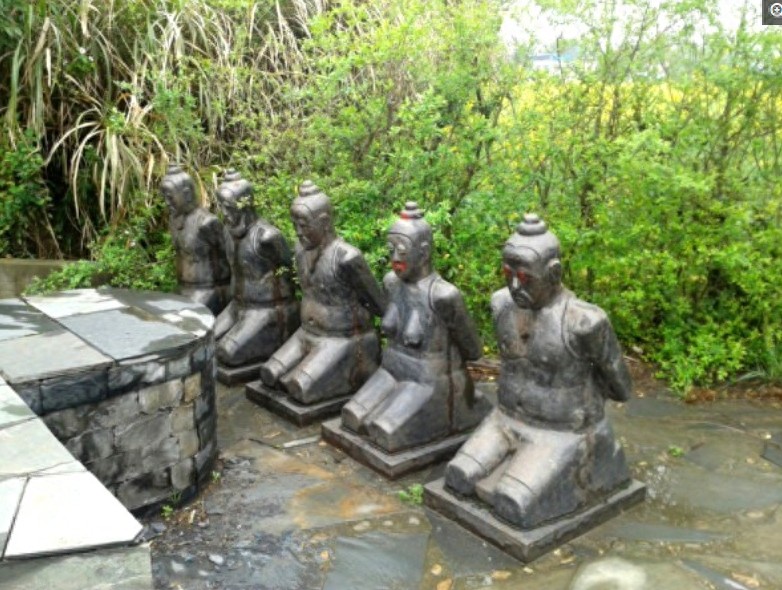 秦桧夫妻跪像9张:全国处处有雕像,挨骂下跪800年