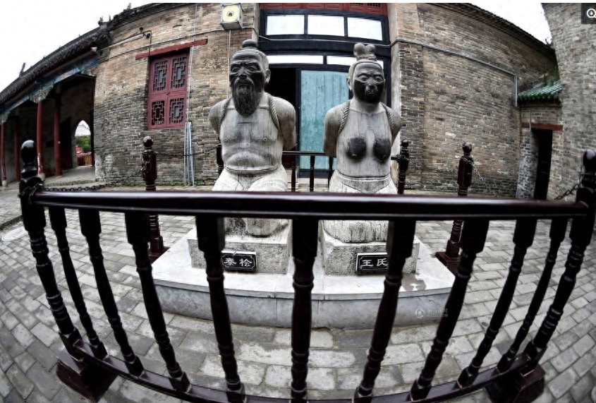 秦桧夫妻跪像9张:全国处处有雕像,挨骂下跪800年