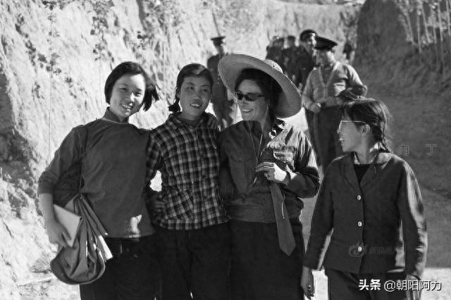 一组大寨“铁姑娘”郭凤莲照片