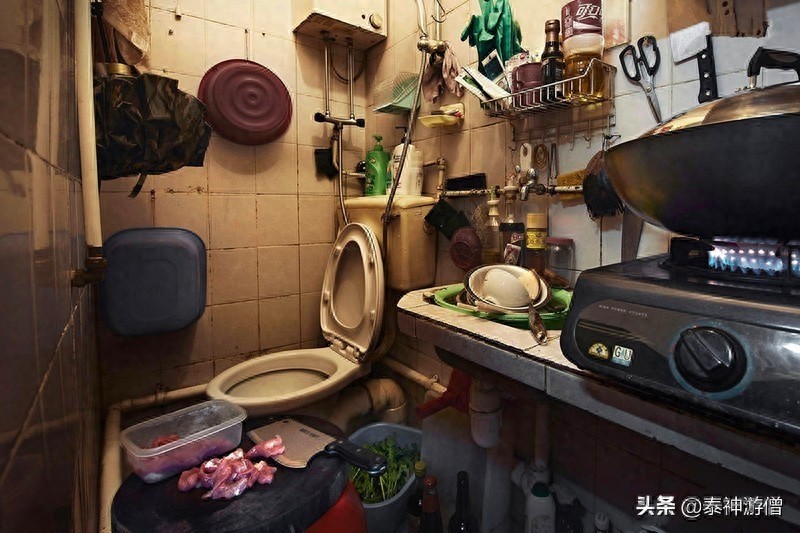 直击香港蜗居房实拍:厨房建在厕所里,杂物塞满不足3㎡空间