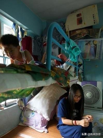 直击香港蜗居房实拍:厨房建在厕所里,杂物塞满不足3㎡空间