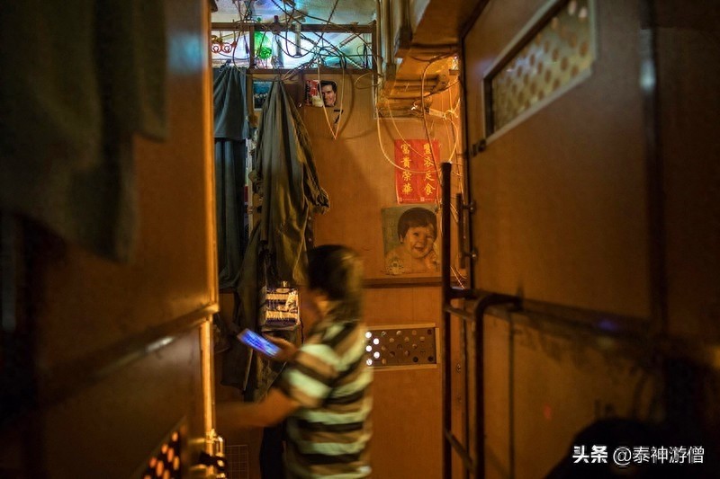 直击香港蜗居房实拍:厨房建在厕所里,杂物塞满不足3㎡空间