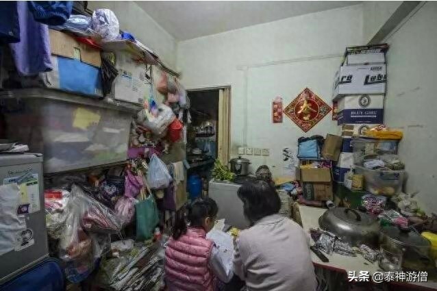 直击香港蜗居房实拍:厨房建在厕所里,杂物塞满不足3㎡空间
