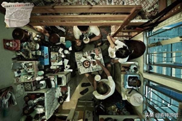 直击香港蜗居房实拍:厨房建在厕所里,杂物塞满不足3㎡空间