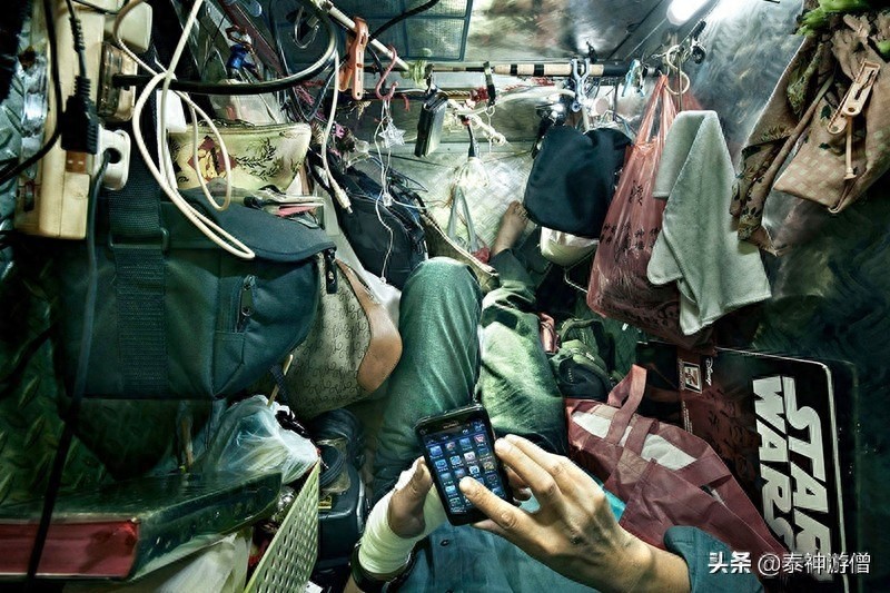 直击香港蜗居房实拍:厨房建在厕所里,杂物塞满不足3㎡空间