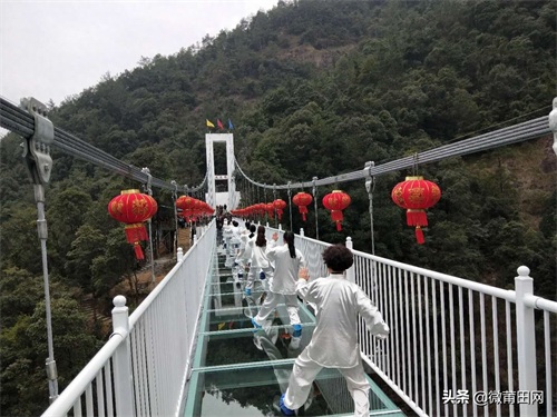 莆田九龙谷玻璃天桥，看上去可怕走上去一点也不害怕