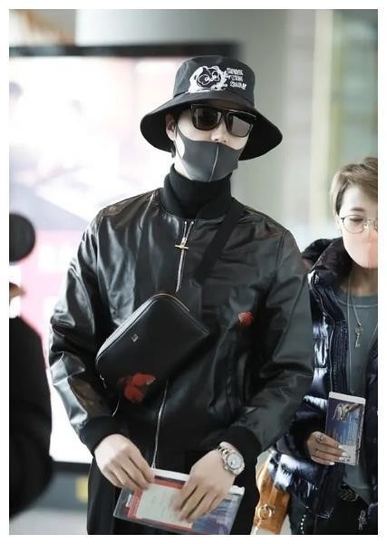 阿云嘎一身黑衣低调现身,飞行员夹克+斜挎背包,别致文艺酷帅