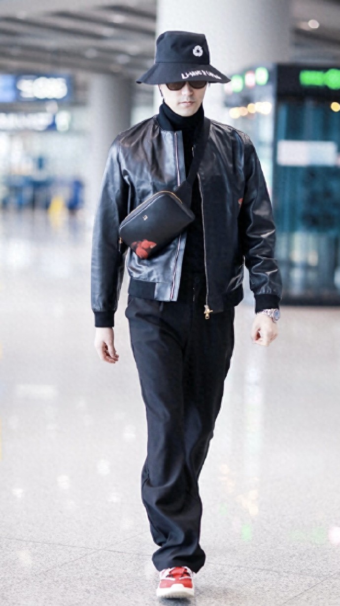 阿云嘎一身黑衣低调现身,飞行员夹克+斜挎背包,别致文艺酷帅