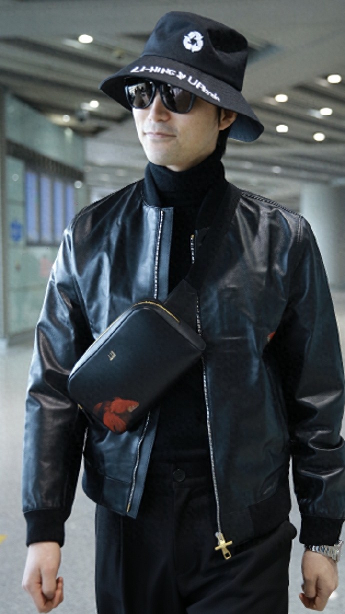 阿云嘎一身黑衣低调现身,飞行员夹克+斜挎背包,别致文艺酷帅
