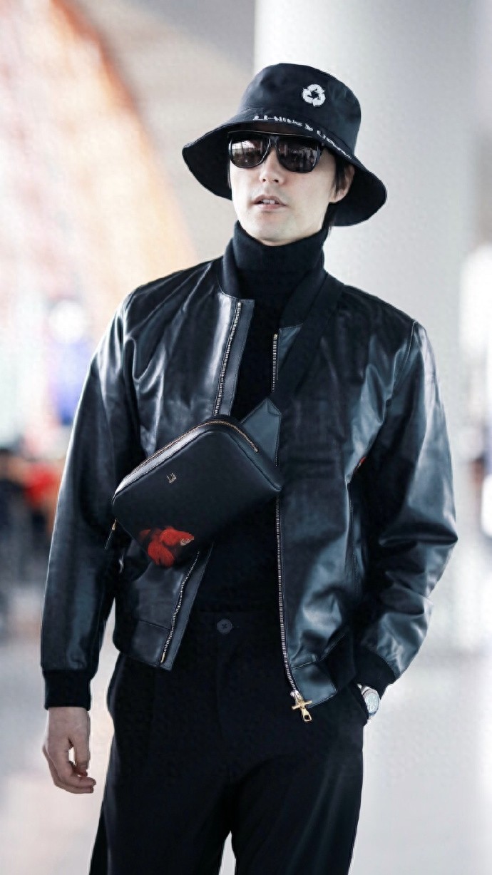 阿云嘎一身黑衣低调现身,飞行员夹克+斜挎背包,别致文艺酷帅