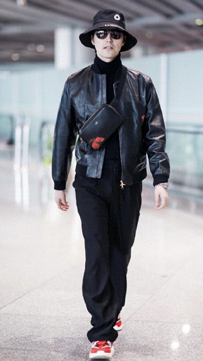 阿云嘎一身黑衣低调现身,飞行员夹克+斜挎背包,别致文艺酷帅